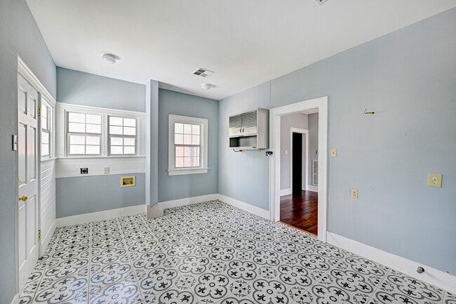 Building Photo - 512 W Pierce St