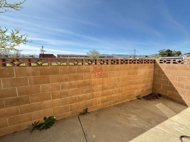 Building Photo - East Palmdale Townhouse