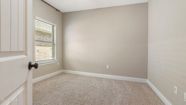 Building Photo - 221 S Shoreview Dr
