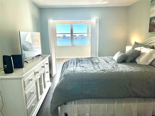 Building Photo - 4550 Cove Cir