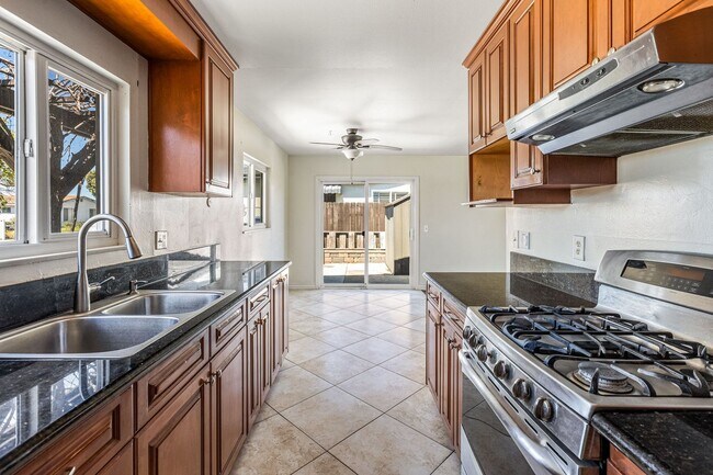 Building Photo - Beautiful Single Story In Great Location!!