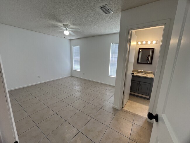 Building Photo - 7628 Rio Pinar Lakes Blvd