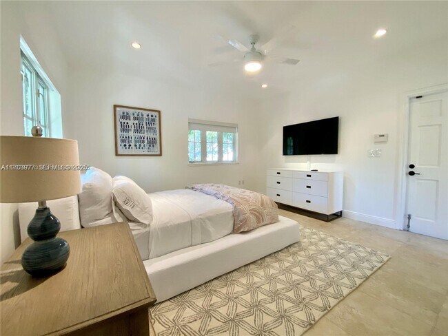 Building Photo - 350 Woodcrest Rd