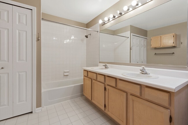 Building Photo - 1483 Ashbury Ln W