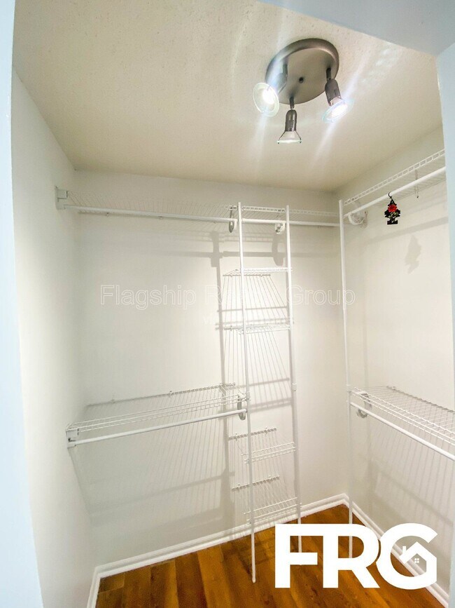 Building Photo - 305 Smith Pl