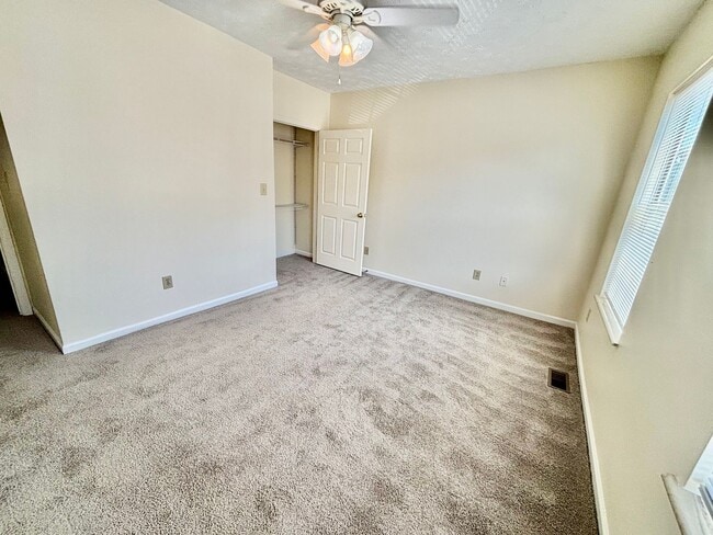 Building Photo - 2 Bedroom Duplex within walking distance o...