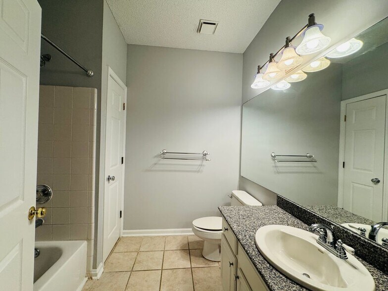 Building Photo - 955 Juniper St NE