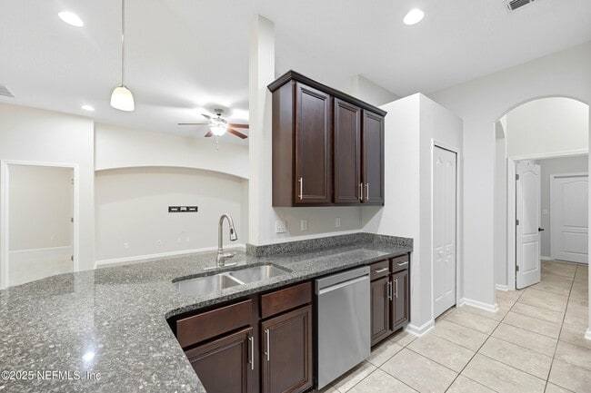 Building Photo - 15653 Mason Lakes Dr