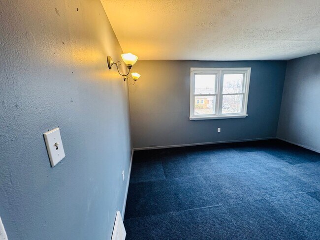 Building Photo - Comfort Meets Convenience: Beautiful 5-Bedroom Single-Family Home Family-Friendly