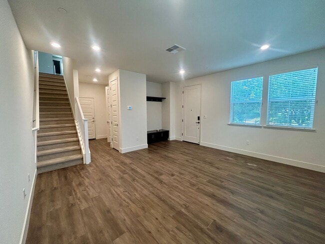 Building Photo - Centrally Located Santa Clara Townhouse