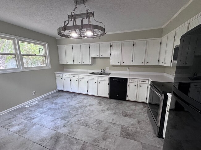 Building Photo - 1709 Oak Hill Dr S