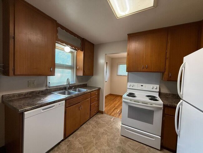 Building Photo - $1,600 | 3 Bedroom, 1 Bathroom House | No ...