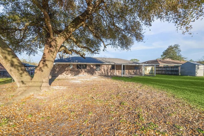 Building Photo - 412 Lyndale Dr