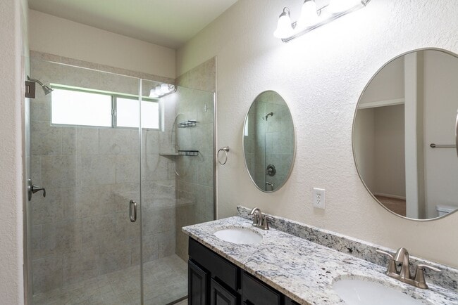 Building Photo - Modern single-story condo - Available now!