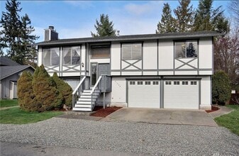 Building Photo - Updated 4 bed with huge lot