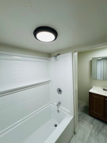 Building Photo - 881 Bridier St