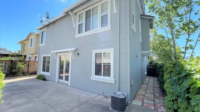 Building Photo - Concord Beautiful 4 bedroom 2.5 bathroom h...