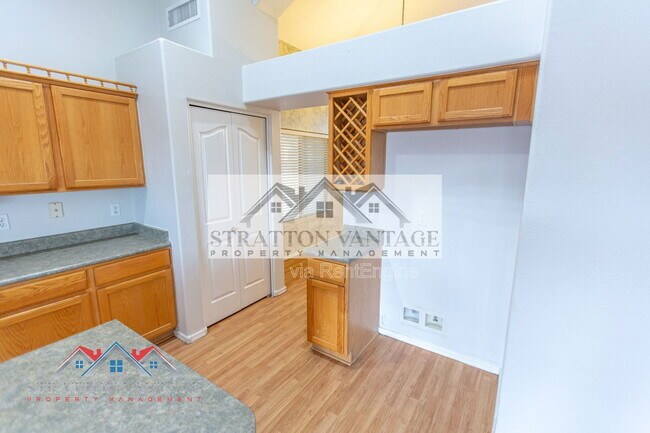 Building Photo - 2805 S Abbey Cir