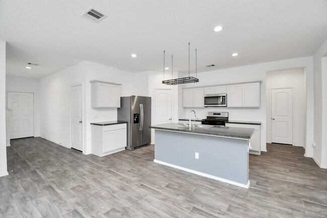 Building Photo - 5443 Pinetree Cres Ln