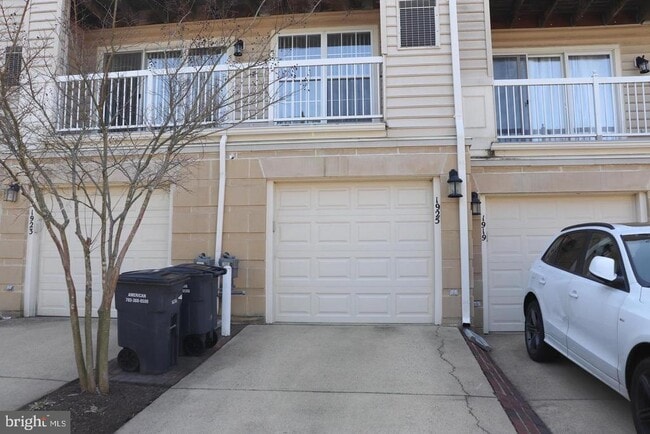 Building Photo - 1925 Crescent Park Dr