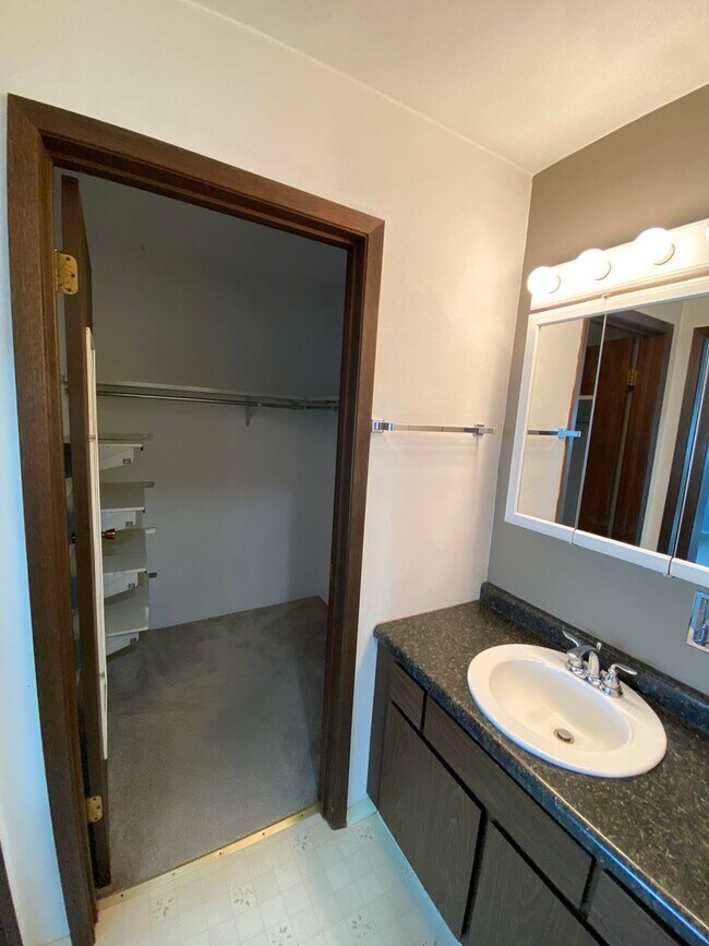 Building Photo - Beautiful 1 bed 1 1/2 bath condo