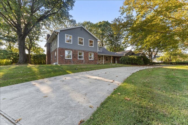 Building Photo - Magnificent 6 bedroom house in desirable Hanover Township!