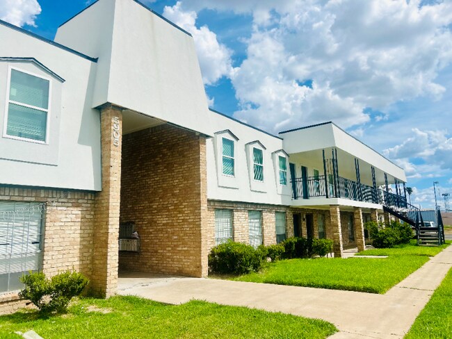 Building Photo - 5909 Santa Maria Ave