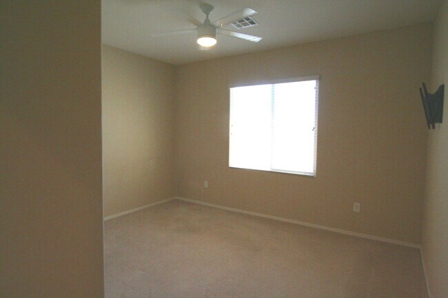 Building Photo - 2 bed w/den, 2 bath, 2 car single story house