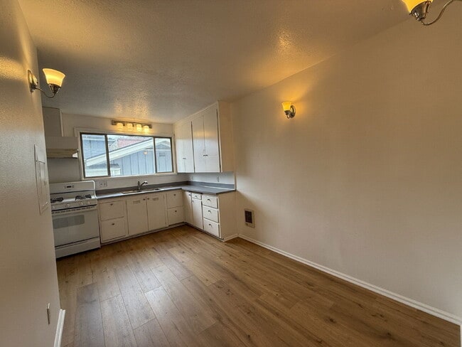 Building Photo - 777 W 10th Ave