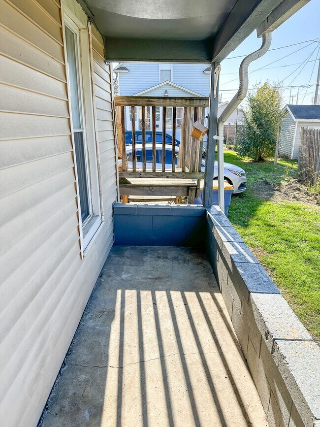 Building Photo - 748-750 Hogan SW