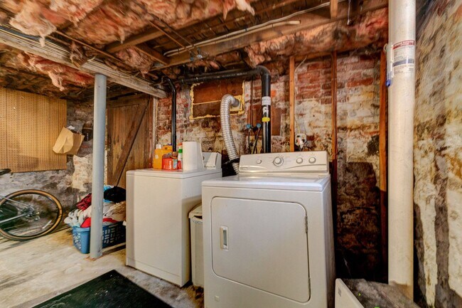Building Photo - Charming East Rock Single Family