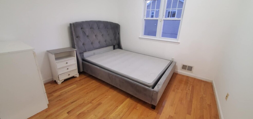 Furnished bedroom - 510 Bedford Ave