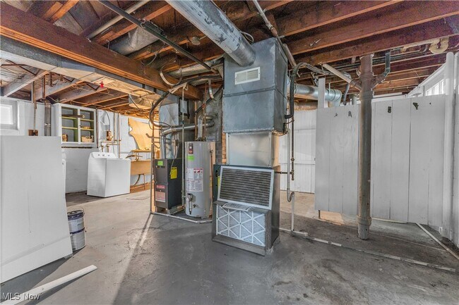 Building Photo - 10007 Parkview Ave