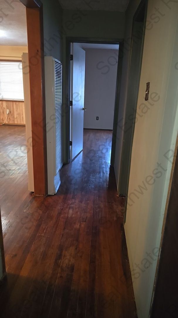 Building Photo - Spacious 2 bedroom 1 bath with large garage.