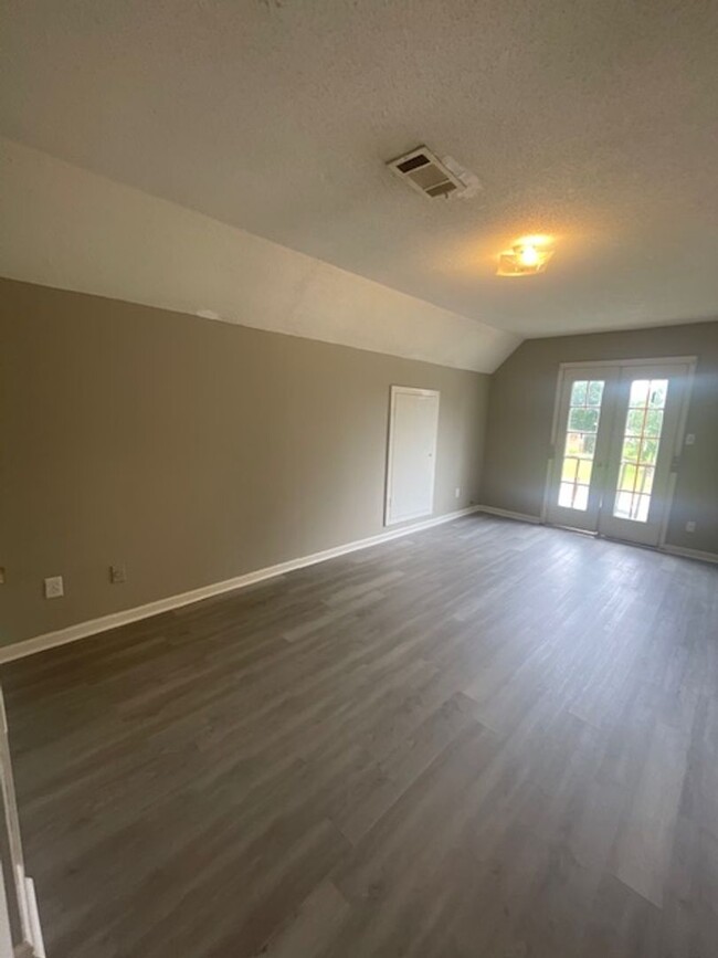 Building Photo - Renovated 3 Bedroom 2 Bath Home for Rent!