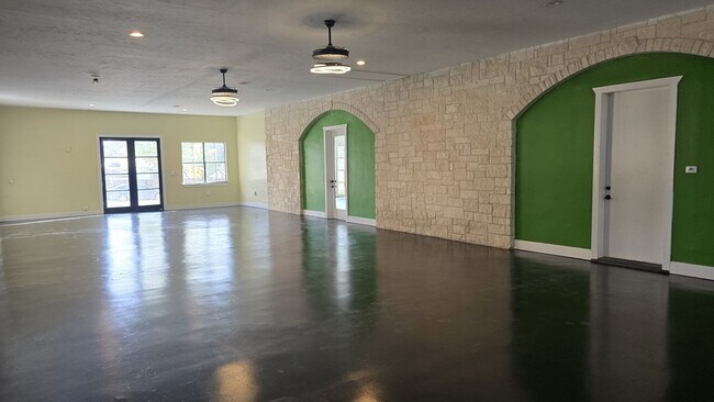 Building Photo - Renovated / Spacious Ranch Style Home in Lago Vista