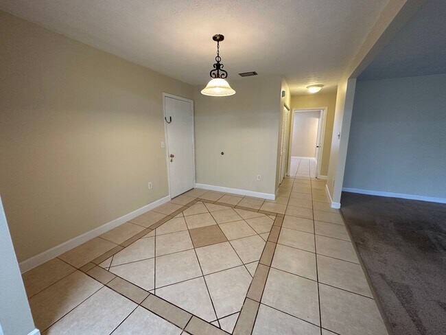 Building Photo - Spacious 3Bed/2Bath Condo in Colonial Point!
