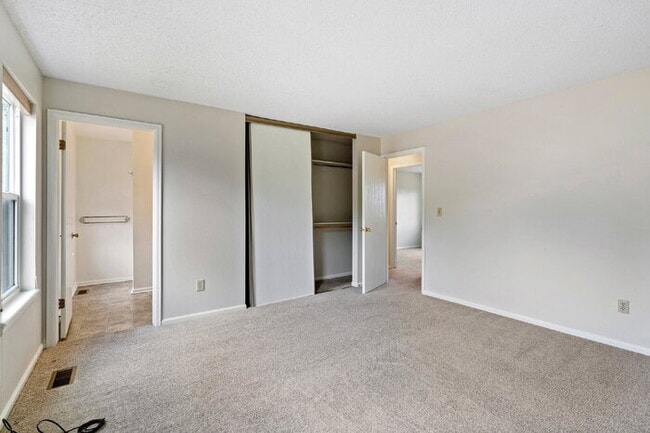 Building Photo - Stylishly Renovated 4-Bed Tri-Level in Roc...