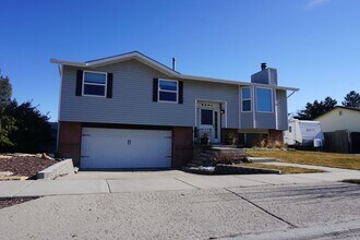 Building Photo - Quiet 4 Bedroom 2.5 Bath Taylorsville Home