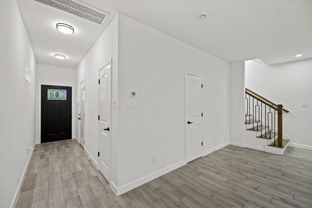 Building Photo - 1071 St Clair St