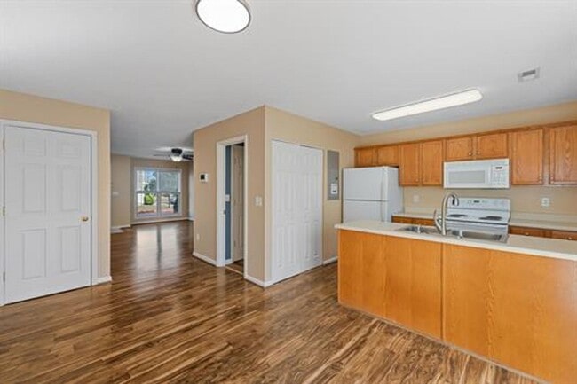 Building Photo - Two Master Suite Townhouse in Avalon Woods