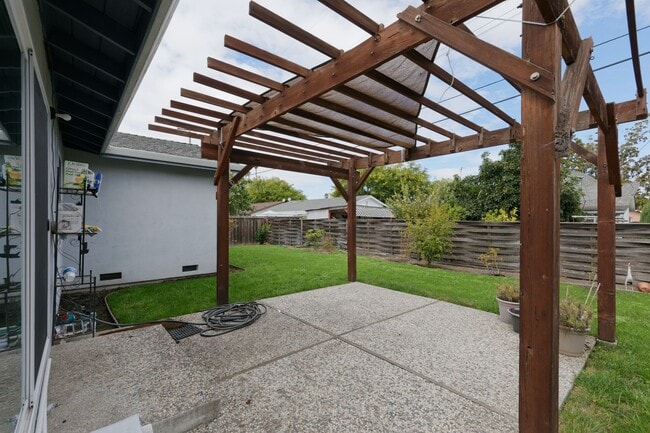 Building Photo - SANTA CLARA - tastefully updated throughou...