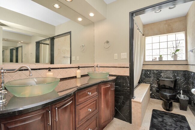 Building Photo - 9811 Rocktree Dr