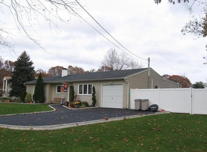 Building Photo - 19 Shamrock Ln