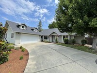 Building Photo - Single Family Home Located in Cul-de-sac