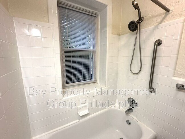 Building Photo - 2809 W Queen Ln
