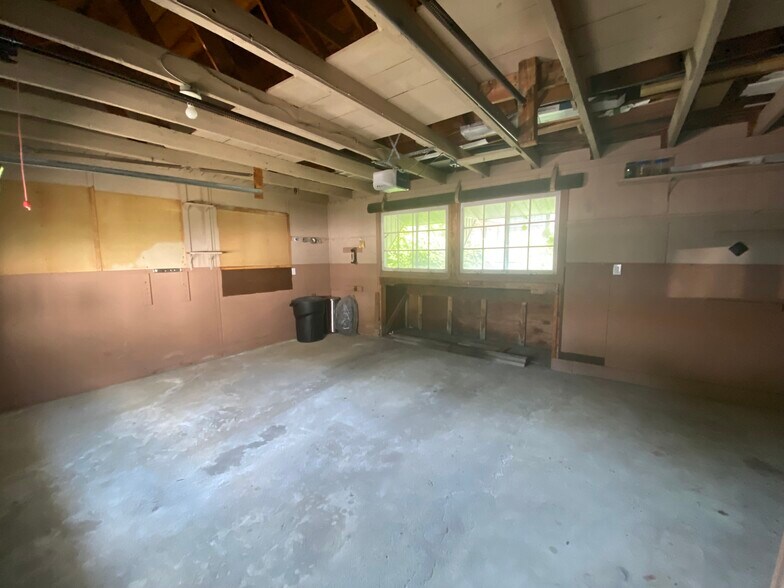 Building Photo - 14 Veteran Ct