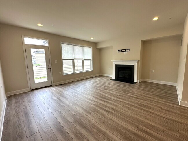 Building Photo - Luxury Townhome in Frederick