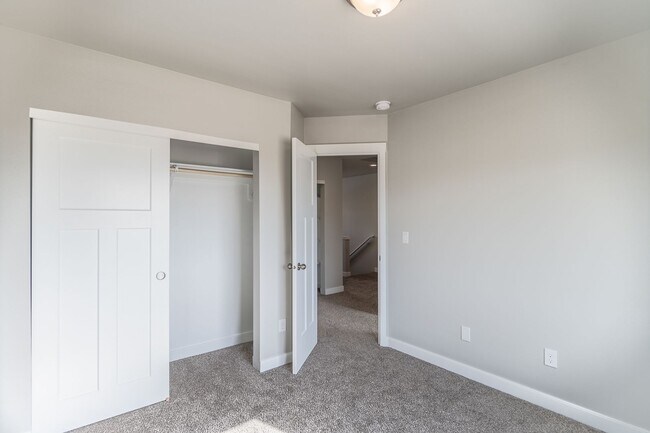 Building Photo - 3 Bed, 2.5 Bath Duplex in Royal City
