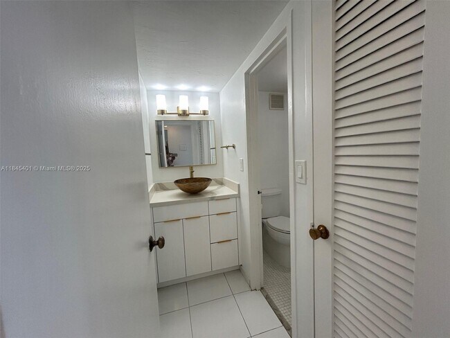 Building Photo - 2899 Collins Ave